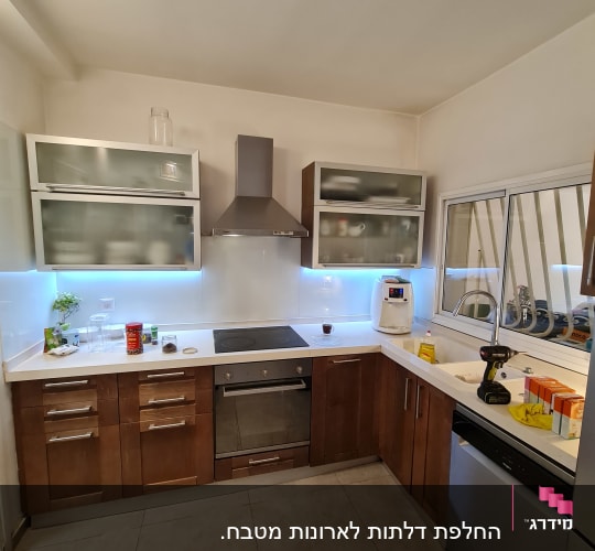 מטבח עם ארונות עץ, מקדחה על השיש